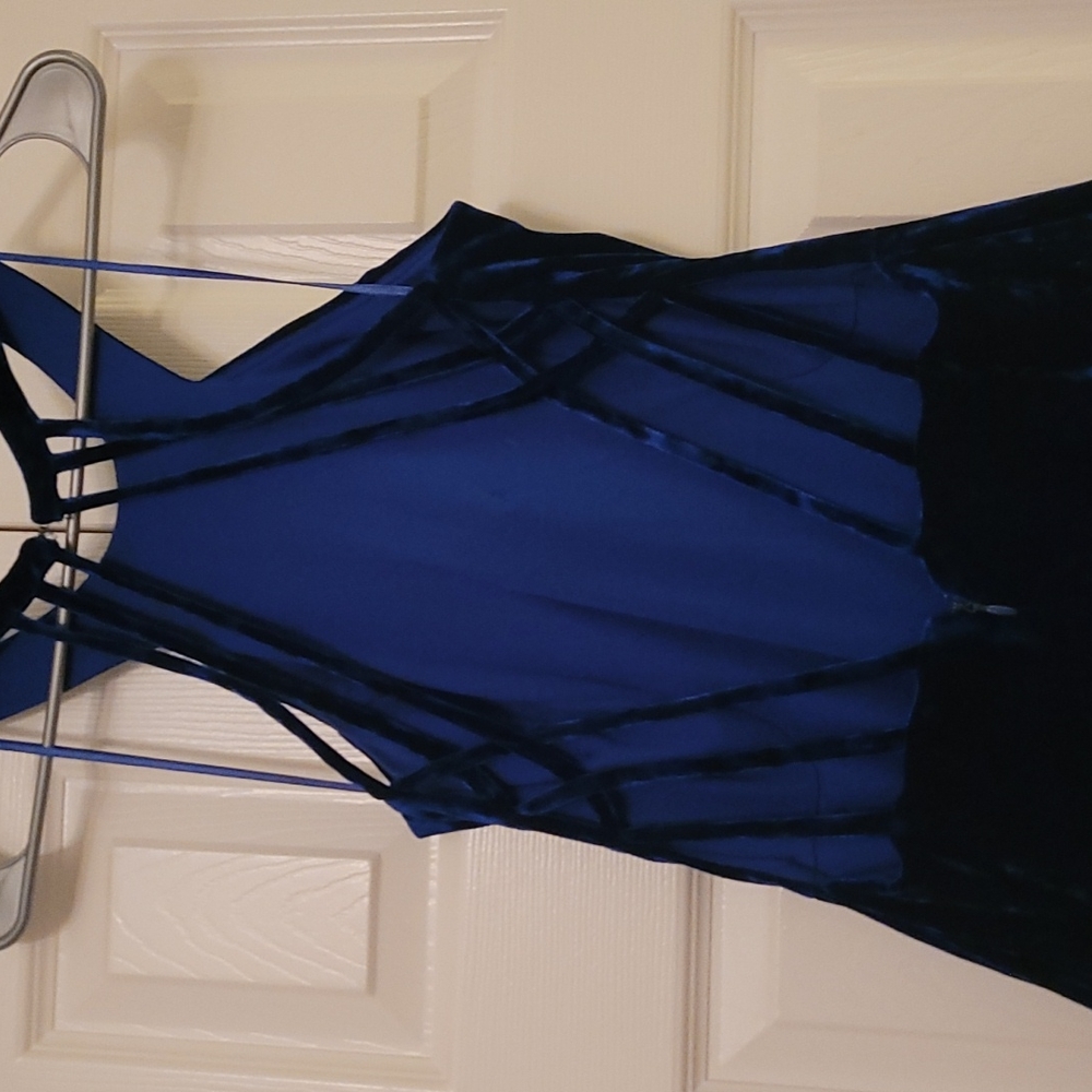 Formal floor length open back blue velvet gown. - Picture 3 of 4
